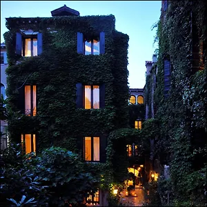 Flora Hotel