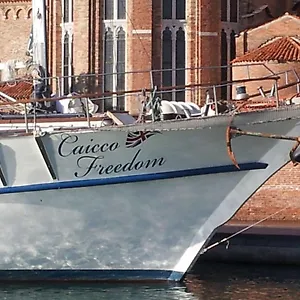 Botel Boat & Breakfast Caicco Freedom